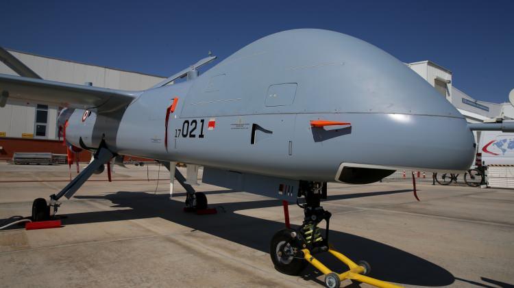 <p><span style="color:#B22222">ANKA-3</span></p>
<p> </p>
<p>Yaklaşık 0.7 mach (800 km/s) hıza ve 7 tona varan kalkış ağırlığına, kanat altı silah istasyonlarıyla yüksek yük taşıma kapasitesine sahip olan ANKA-3, Türkiye'nin yeni nesil insansız hava araçlarında geldiği yeri göstermesi açısından oldukça önemli bir yere sahip.</p>