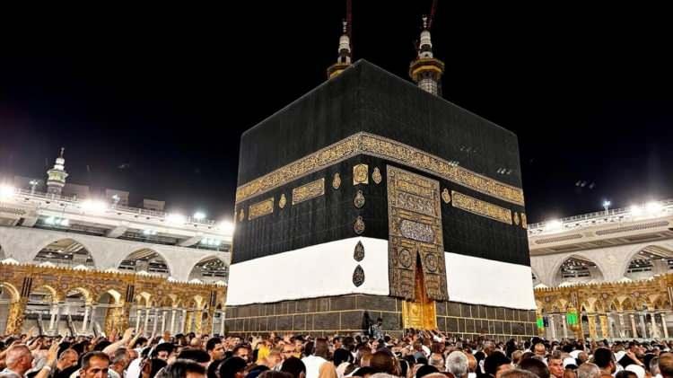 <p><span style="color:#B22222"><strong>Saff Suresi 8. Ayet</strong></span></p>

<p> </p>

<p>Onlar, Allah’ın nûrunu ağızlarıyla söndürmek istiyorlar. <strong>Fakat Allah nûrunu mutlaka tamamlayacaktır; kâfirler hoşlanmasa da!</strong></p>
