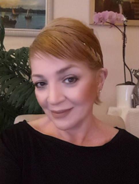 <p>Gözalan, <strong>"Ben ne kadar kendimle barışık gözüksem de hiçbir zaman barışamadım. Hep güzel kadın olmak istedim. O çirkin kızlar üstüme basa basa, beni ezip geçip gitti," </strong>diyerek içsel çatışmalarını ve kilolarıyla yaşadığı zorlukları dile getirdi.</p>
<p> </p>