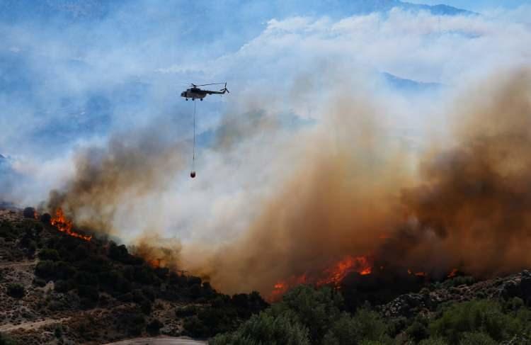<p>İzmir Orman Bölge Müdürlüğü ekiplerince, dün öğle saatlerinde çıkan yangınlara 3 uçak, 9 helikopter, 70 arazöz, 17 su ikmal aracı, 8 dozer ve 6 yer ekibi ile müdahale edilmeye başlanmıştı.</p>
<p> </p>