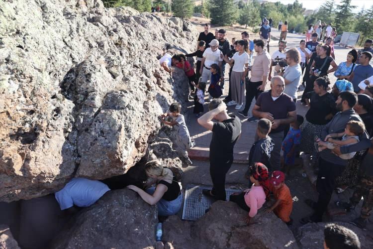 <p>Nevşehir'in Hacıbektaş ilçesinde dün başlayan ve pazar akşamı sona erecek anma etkinliklerine yurt içi ve dışından binlerce kişi katılıyor. </p>