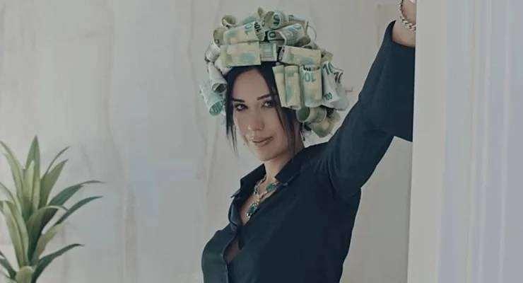 <p><span style="color:#000000"><strong>Şatafatlı hayatının ardındaki karanlık suçlamalarla son dönemlerde ülke gündeminin en çok konuşulan isimlerinden biri haline gelen Dilan Polat, avukatları aracılığıyla sosyal medyada haklarında yazılan yorumları takip etmeyi sürdürüyor.</strong></span></p>