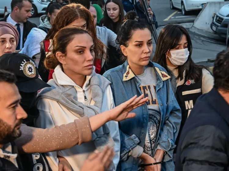 <p>Gizli sanık,<strong><em> "Bu ihanetin cezasını biz de dahil suçu işleyen hepimiz çekelim"</em></strong> dedi.</p>
