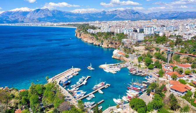 <p><span style="color:#B22222"><strong>Antalya-Türkiye</strong></span></p>
<p><span style="color:#000000"><strong>Her yıl yaklaşık 12 milyon uluslararası ziyaretçi ağırlıyor.</strong></span></p>