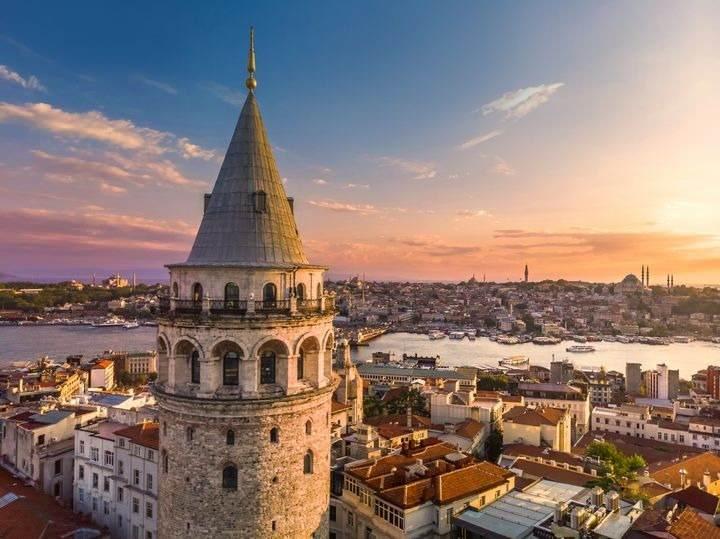 <p><span style="color:#B22222"><strong>İstanbul-Türkiye</strong></span></p>
<p><span style="color:#000000"><strong>Her yıl yaklaşık 13-14 milyon uluslararası ziyaretçi ağırlıyor.</strong></span></p>