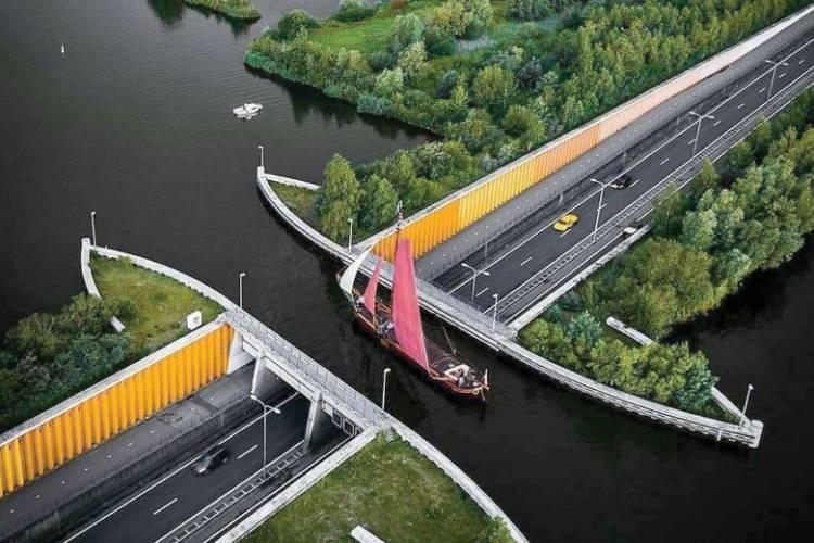 <p>Hollanda'da Veluwemeer Aquedict adında eşsiz bir ters köprü var.</p>