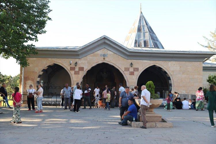 <p>Ziyaretçiler özellikle ilçe girişindeki Çilehane mevkisinde Hacı Bektaş Veli'nin inzivaya çekilerek ibadet ettiği bilinen mağaranın çıkış noktası olan ve günahkarların geçemeyeceğine inanılan "delikli taş"ta yoğunluk oluşturuyor.</p>
<p> </p>
