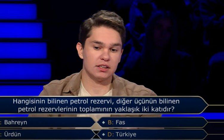 <p><span style="color:#000000"><strong>300 Bin TL değerindeki "Hangisinin bilinen petrol rezervi diğer üçünün bilinen petrol rezervinin toplamının yaklaşık iki katıdır?" sorusunu dikkatlice okuyan yarışmacı "A- Bahreyn", "B- Fas", "C- Ürdün" ve "D- Türkiye" seçenekleri arasında kararsız kaldı.</strong></span></p>
