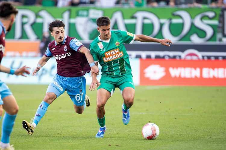 <p>Allianz Stadı'nda oynanan mücadeleyi 2-0 Rapid Wien kazandı. Ev sahibi takıma galibiyeti getiren golleri, 77'inci dakikada Matthias Seidl ile 87'inci dakikada Cristoph Lang attı.</p>