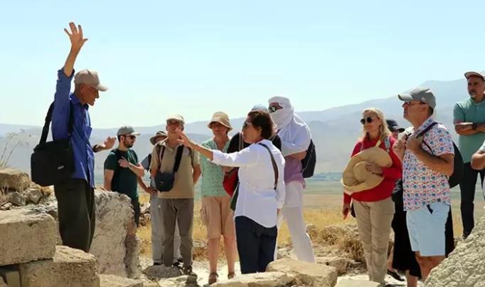 <p>Van Kalesi'ndeki kitabeleri bir deftere yazdıktan sonra İran ve Suriye'ye gidip oradaki Urartuca yazılan kitabeleri de tek tek not alıyor.</p>
