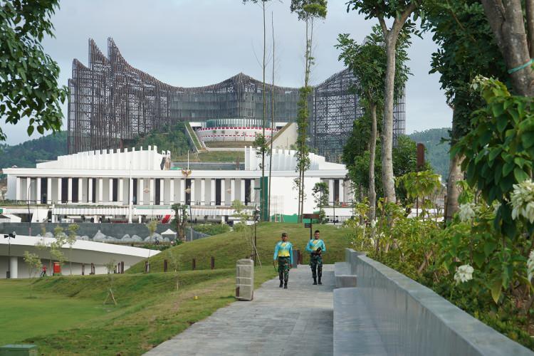 <p>Endonezya, bataklık alana kurulu başkentini taşıyor. 10 milyondan fazla kişinin yaşadığı başkent Cakarta, Borneo Adası'na taşınacak.</p>

<p> </p>
