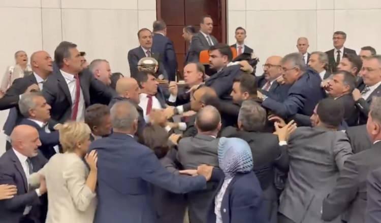 <p><strong>KINAMA CEZASI VERİLDİ</strong></p>
<p>TBMM Başkanı Numan Kurtulmuş başkanlığında açılan TBMM Genel Kurulu'nda, TİP Milletvekili Ahmet Şık ile AK Parti Milletvekili Alpay Özalan'a ‘kınama cezası’ verildi.</p>
<p> </p>