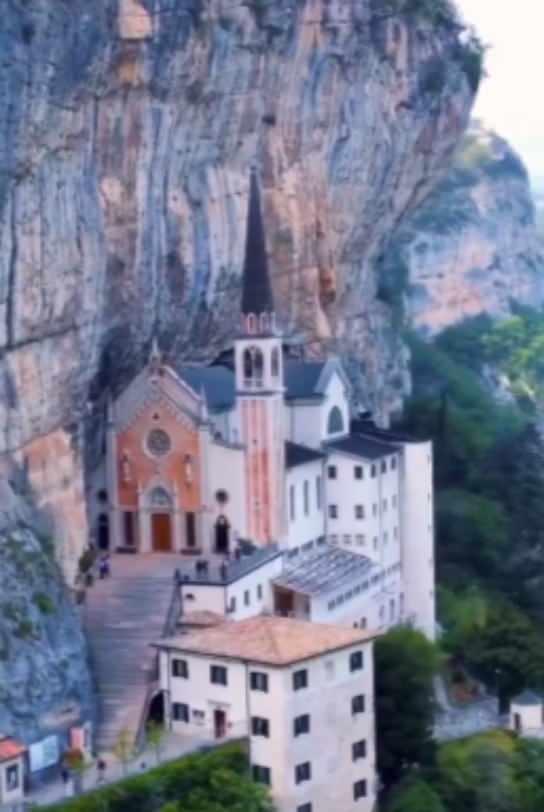 <p><span style="color:#B22222"><strong>Madonna della Corona Tapınağı, İtalya </strong></span></p>

<p> </p>

<p>İtalya'daki Baldo Dağı'nda deniz seviyesinden 600 metre yüksekte bulunan Valdadige Vadisi'ne bakan bu kutsal alan, ülkenin Meryem Ana'ya adanmış en ünlü yerlerinden biridir.</p>
