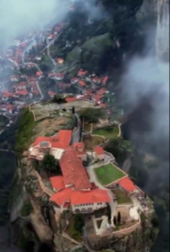 <p><span style="color:#B22222"><strong>Kutsal Teslis Manastırı, Meteora, Yunanistan </strong></span></p>
<p> </p>
<p>400 metre yüksekliğindeki kayalık bir uçurumun üzerinde yer alan bu Orta Çağ manastırına, yalnızca uçurumun kenarına oyulmuş 146 dik merdivenle ulaşılabiliniyor. 24 Meteora manastırından geriye kalan en eskilerden biridir.</p>