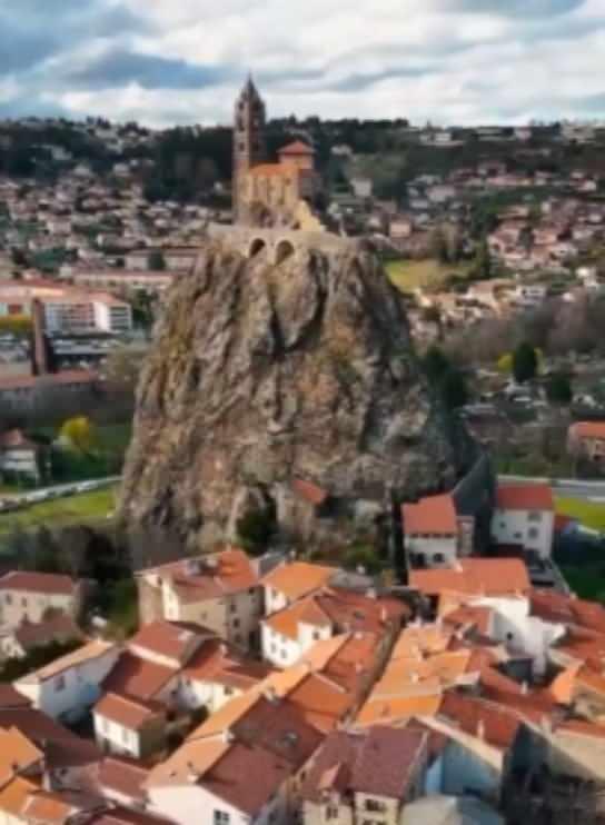 <p><span style="color:#B22222"><strong>Saint-Michel d'Aiguilhe, Fransa</strong></span></p>
<p><span style="color:#B22222"><strong> </strong></span></p>
<p>Başmelek Mikail'e adanan bu şapel, 969 yılında 279 metrelik bir volkanik tıkacın üzerine inşa edilmiştir ve doğrudan kayaya oyulmuş 268 basamakla erişilmektedir.</p>