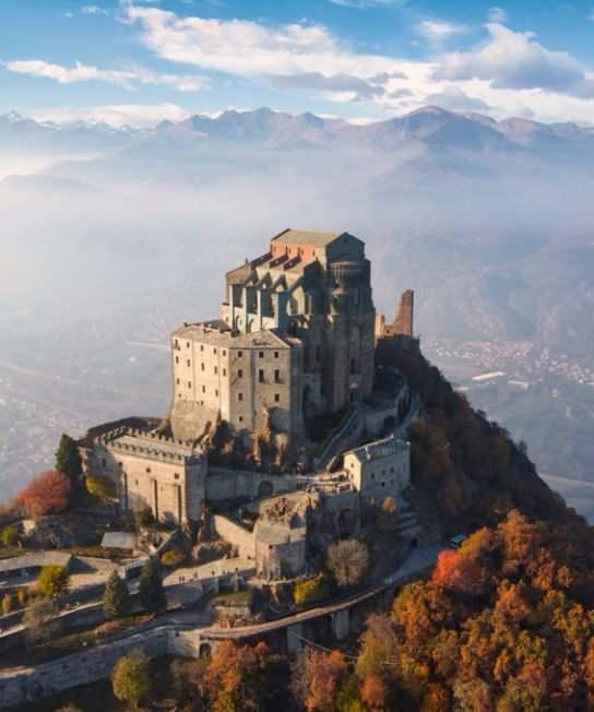 <p><span style="color:#B22222"><strong>Sacra di San Michele, İtalya </strong></span></p>
<p> </p>
<p>Bu bin yıllık Orta Çağ manastırı, Umberto Eco'nun Gülün Adı romanına ilham kaynağı olmuştur.</p>