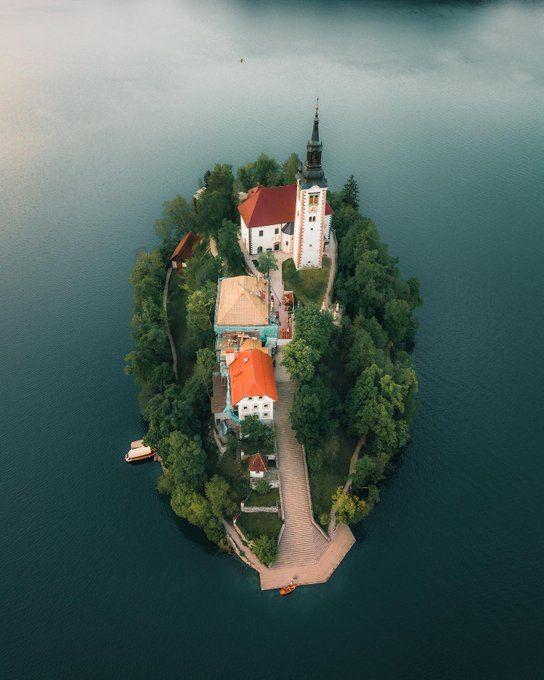 <p><span style="color:#B22222"><strong>Maria Kilisesi'nin Göğe Kabulü, Bled Gölü, Slovenya </strong></span></p>
<p> </p>
<p>Bin 142 yılında Aquileia Patriği Pellegrino tarafından takdis edilen adanın ilk tuğla kilisesi, 15. yüzyılda Gotik tarzda yeniden inşa edilmiştir.</p>