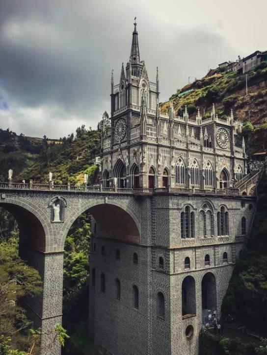 <p><span style="color:#B22222"><strong>Las Lajas Tapınağı, Kolombiya </strong></span></p>
<p> Valadier Tapınağı, İtalya </p>
<p>Frasassi Mağaralarının girişinde yer alan ve ilk kez bin 29 tarihli belgelerde adı geçen bu antik tapınak, Benedictine rahipleri tarafından Meryem Ana'nın saygı duyulan bir resmini barındırmak üzere inşa edilen basit bir taş yapıdır.</p>
<p>Hem Kolombiya'dan hem de komşu Ekvador'dan gelen Hıristiyanlar için bu popüler hac bölgesi, 1916 ile 1949 yılları arasında neogotik mimari tarzda inşa edilmiştir.</p>