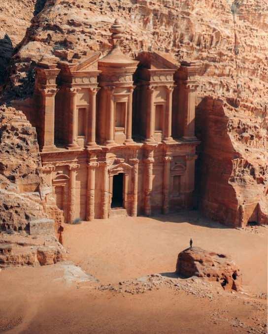 <p><span style="color:#B22222"><strong>Ad Deir, Petra, Ürdün</strong></span></p>
<p>Ürdün’ün Petra Antik Kenti içerisinde yer alan ünlü yapılardan biridir. Manastır anlamına gelen “Ad-Deir” ismi, yerel Bedeviler tarafından verilmiştir. Yapı MS 1. yüzyılda dağın içi oyularak yapılmış, 47 metre genişliğe ve 48 metre yüksekliğe sahiptir.</p>