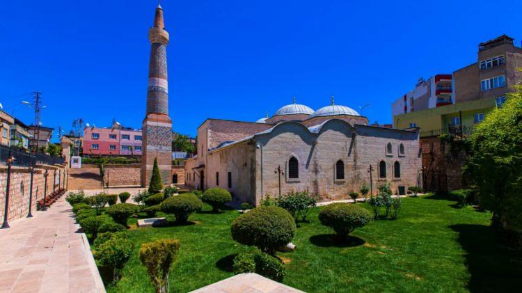 <p>331.70 nüfusuyla Siirt, % 71.65 ile listenin 9. sırasında yer alıyor.</p>