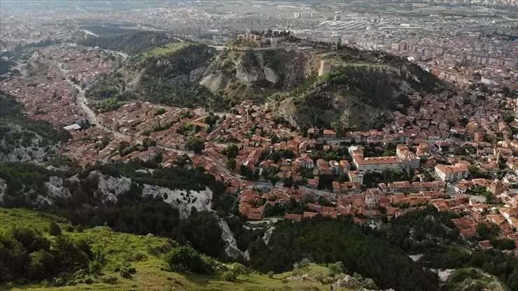 <p>279 bin 367'lik nüfusuyla listenin beşinci sırada yer alan Kütahya, % 73.76 oranla mutlu bir şehir.</p>
