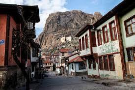 <p>Türkiye'nin en mutlu "ikinci şehri" olan Afyonkarahisar, %76.43 oranla öne çıkıyor. Şehrin nüfusu ise 736.912.</p>
<p> </p>