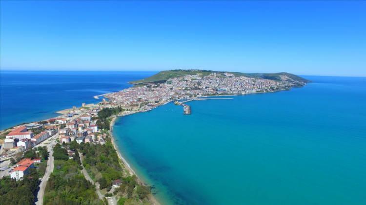 <p>Sinop, hem Karadeniz'in hem de Türkiye'nin en mutlu ili olarak "huzurun başkenti" denilebilecek kadar yüksek bir orana sahip. %77.66'lık mutluluk oranıyla ilk sıraya yerleşen şehir, tam 80 ili geride bırakıyor. Şehrin nüfusu ise 216.460.</p>

<p> </p>
