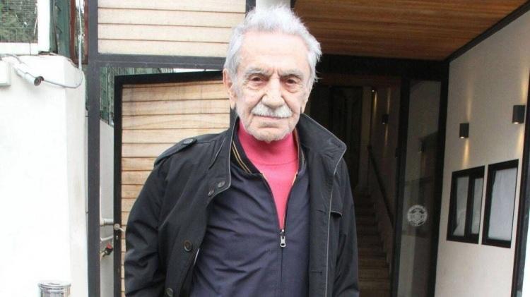 <p><strong>Koyu bir Galatasaray taraftarı olarak bilinen Aydemir Akbaş, 2021 yılında yaptığı açıklamada mal varlığına ilişkin <em><span style="color:#B22222">'Birikimim çok değil ama mirasımı Galatasaray Cemiyeti'ne bağışlayacağım. Önce yakınlarıma bakacağım ihtiyacı olan var mı diye, ona göre karar vereceğim'</span></em> ifadelerini kullanmıştı</strong></p>

<p> </p>
