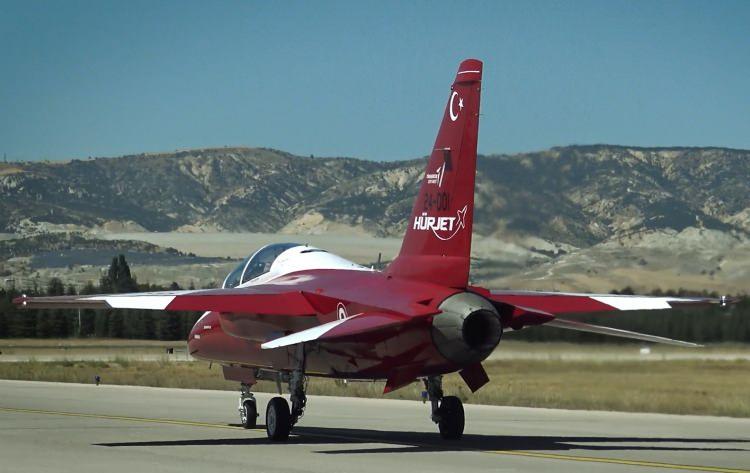 <p>Üstün performans özelliklerini kullanarak kritik rol oynamak üzere tasarlanan HÜRJET için seri üretim çalışmaları devam ederken ilk teslimatın 2025 yılında gerçekleşmesi planlanıyor.</p>
