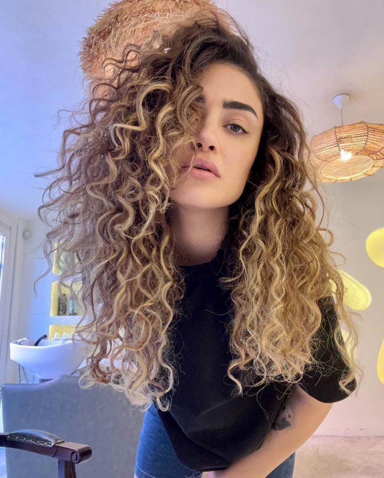 <p><span style="color:#FF0000"><strong>YENİ KRİZ: SOYADINI KALDIRACAK</strong></span></p>
<p><span style="color:#000000"><strong>Tatlıses ailesinde gerilim giderek tırmanırken Dilan Çıtak'tan ünlü sanatçıyı çıldırtacak soyadı hamlesi geldi.</strong></span></p>