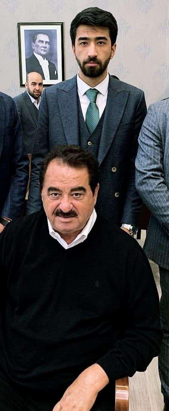 <p><span style="color:#FF0000"><strong>"ADAM ÖLMEDEN KEŞ KARGALAR GİBİ BAŞINA TOPLANMIŞ"</strong></span></p>
<p><span style="color:#000000"><strong>DurakMedya'da yer alan habere göre; torun Tatlıses tüm sorunların asıl nedeninin Yazar olduğunu öne sürdü ve şu açıklamalarda bulundu:</strong></span></p>
<p><span style="color:#000000"><strong>"Adam ölmeden ailesi leş kargalar gibi başına toplanmış. Yıllarca Adamın etinden parça parça kopardınız. Allah gözünüzü doyursun diyeceğim doyumsuza dağ dayanır mı?</strong></span></p>