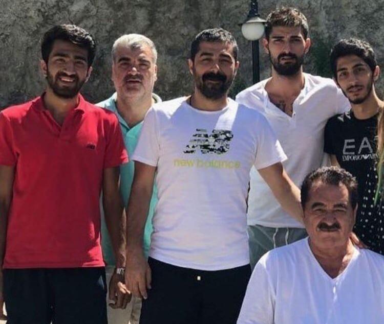 <p><span style="color:#FF0000"><strong>"SEN DEDEMİ SAF SANDIN HERHALDE"</strong></span></p>
<p><span style="color:#000000"><strong>"Sen dedemi saf sandın herhalde" diyerek açıklamalarına devam eden Karakeçili, "Aileyi karşı karşıya getirdin. Tatlıses'i sen saf sandın, o iş öyle değil işte. Her şeyin zamanı var, öyle şeyler anlatacağım ki kimse anlatacaklarıma cevap bulamayacak." dedi.</strong></span></p>