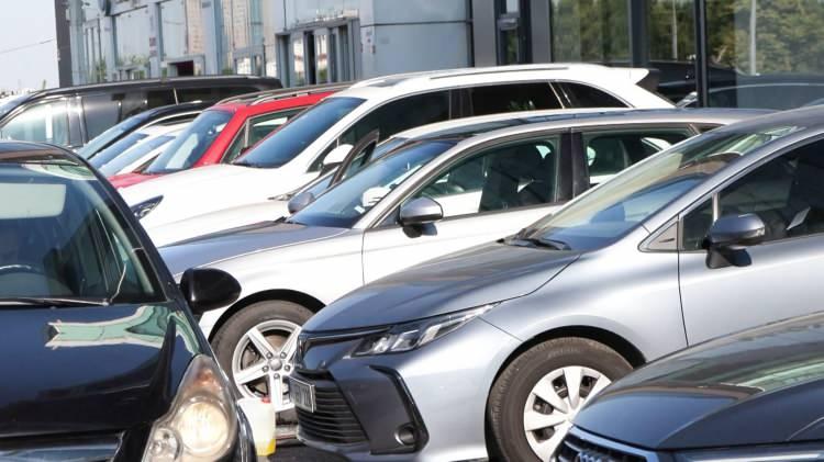 <p>Yetkilendirilen satıcıların ilanları, ilk etapta online platformlarda doğrulanmış ilan olarak çıkacak. Aralık ayı sonuna kadar hem doğrulanmış hem de normal ilanlar platformlarda olacak.</p>
