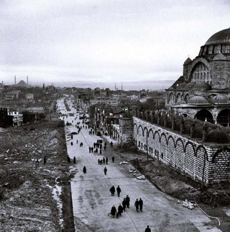 <p><strong>EDİRNEKAPI YOLU 1958</strong></p>
