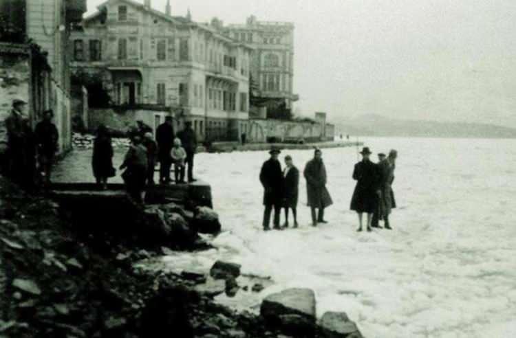 <p><strong>İSTANBUL BOĞAZI BUZ TUTUĞUNDA, 1929 KIŞI</strong></p>