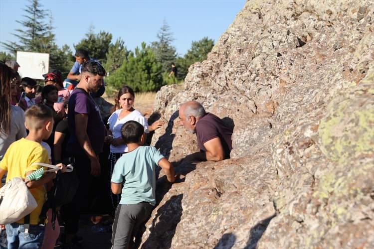 <p>Hacı Bektaş Veli'nin 13'üncü yüzyılda Anadolu'ya gelmesinin ardından talebe yetiştirmek için oluşturulan ve kendi adını taşıyan külliyenin yanı sıra Aslanlı Çeşme ve türbeler de çok sayıda ziyaretçi çekiyor.</p>
<p> </p>