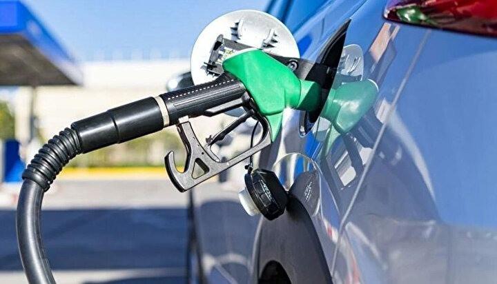 <p><strong>GÜNCEL FİYATLAR</strong></p>

<p>Güncel akaryakıt pompa fiyatlarına göre;</p>

<p>İstanbul'da motorin litre fiyatı 43.74 liradan satılıyor.</p>

<p>Benzinin litresi ise ortalama 43.61 liradan satılıyor.</p>
