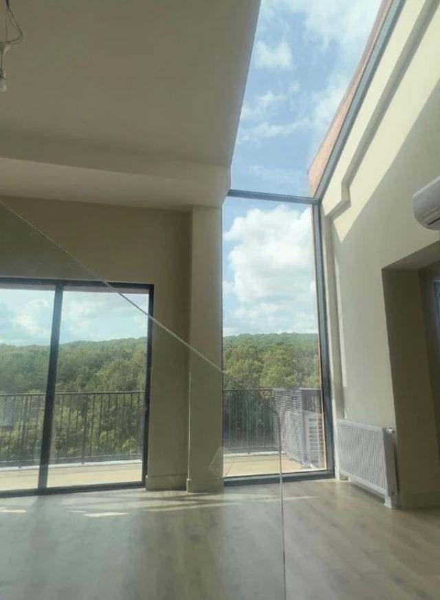 <p><strong>CAM TAVAN HAYRANLARINI MEST ETTİ</strong></p>

<p><strong>Özellikle cam tavanı ve geniş balkon ile hayranları tarafından ilgi gören Zenginer ’in paylaşımlarına beğeniler yağdı. </strong></p>
