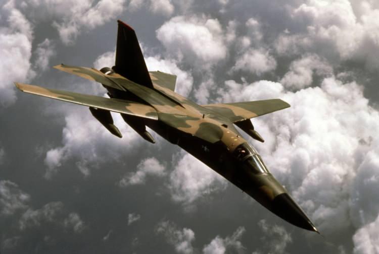 <p><strong>General Dynamics F-111 Aardvark olarak bilinen süpersonik orta menzilli taktik uçak, ilk olarak 1960'ların sonunda tanıtıldı.</strong></p>
<p> </p>
<p>Çoğu hava kuvveti bu uçağı ağırlıklı olarak stratejik bombardıman uçağı ya da avcı bombardıman uçağı olarak kullanmaktadır. Hızı Mach 2.5'a kadardır.</p>