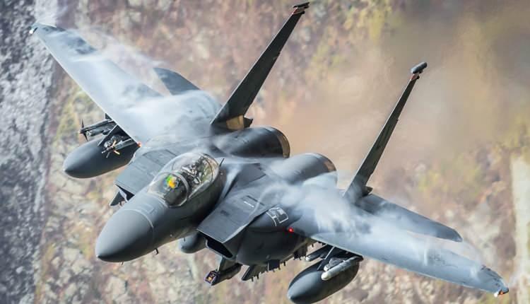 <p><strong>Amerikan F-15 Eagle maksimum Mach 2.5 veya 1,650 mph hıza ulaşabilir.</strong></p>
<p> </p>
<p>Farklı ihtiyaçları karşılamak için F-15E Strike Eagle ve F-15N Sea Eagle gibi çeşitli versiyonları bulunmaktadır.</p>
<p> </p>
<p>Bu nedenle uçak bugün hala birçok hava kuvveti tarafından kullanılmaktadır.</p>