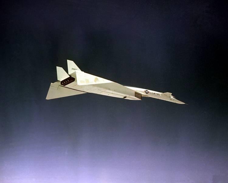 <p><strong>Mach 3.02 veya 2,056 mph hızıyla Valkyrie'nin büyük hıza sahip stratejik bir bombardıman uçağı olması amaçlanmıştı.</strong></p>
<p> </p>
<p>XB-70, zarif delta kanat tasarımı ve altı güçlü motoruyla zamanının bir harikasıydı.</p>