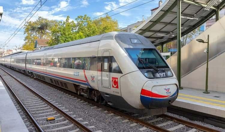 <p>Halkalı – Kapıkule Hızlı Tren Hattı’nın 153 kilometrelik Çerkezköy-Kapıkule kesimini gelecek senenin Ağustos ayında hizmete alacaklarını belirten Uraloğlu sözlerine şu şekilde devam etti:</p>

<p> </p>

<p><strong>“Geri kalan kesimin de muhtemelen 2026’nın sonuna doğru tamamını açmış olacağız ve projenin tamamlanmasıyla Halkalı-Kapıkule arası yolcu seyahat süresini 4 saatten 1 saat 30 dakikaya; yük taşıma süresini ise 8 saat 30 dakikadan 3 saat 30 dakikaya düşeceğiz.</strong></p>

<p> </p>

<p><strong>Hem yüklerimizi hem de yolcularımızı istenilen zamanda ve gerçekten de çok güvenli bir şekilde biz yerine iletmiş olacağız.</strong></p>
