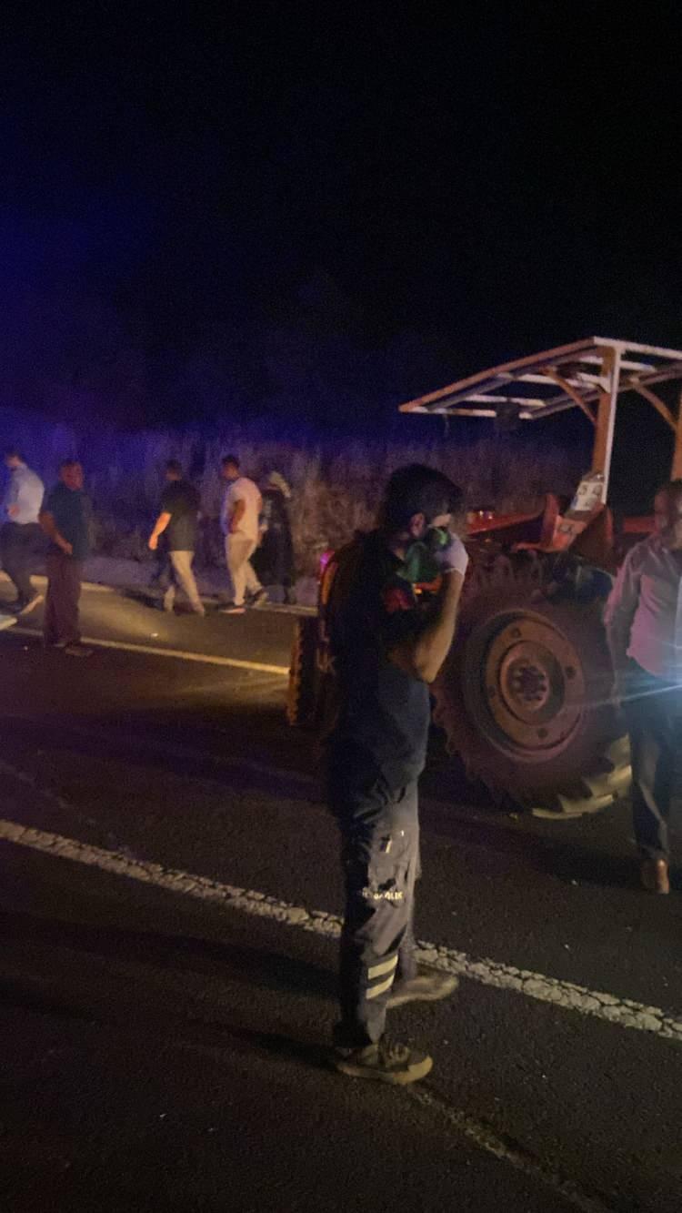 <p>S&uuml;r&uuml;c&uuml;s&uuml;n&uuml;n ismi &ouml;ğrenilmeyen 34 FNF 445 plakalı otomobil, kontrolden &ccedil;ıkarak 25 AD 438 plakalı trakt&ouml;re arkadan &ccedil;arptı.&nbsp;</p>
