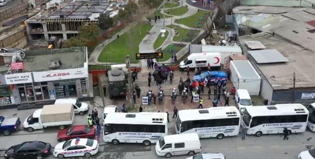 <p>Acısı ilk günkü gibi devam eden depremin ardından olası İstanbul depremi için 'ilk 6 saat' planı yeniden gündeme geldi. </p>
