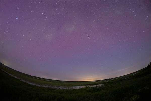 <p>Yeryüzünün manyetik alanı ile Güneş'ten gelen yüklü parçacıkların etkileşimi sonucu ortaya çıkan Kuzey Işıkları (Aurora Borealis) ile Perseid meteor yağmuru, ABD'nin Minnesota eyaletinde gözlemlendi.</p>
