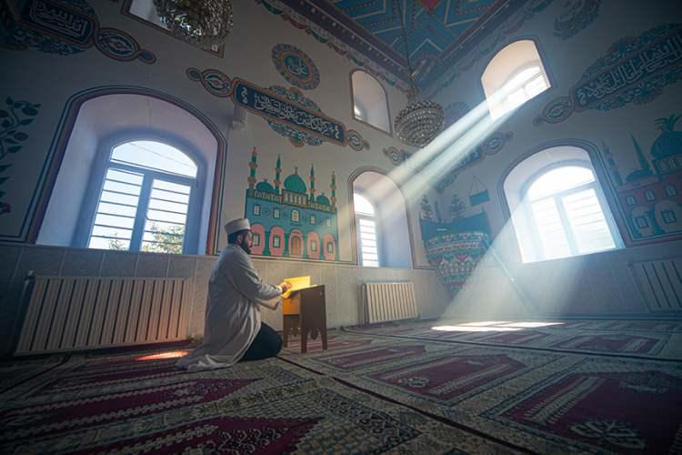<p><span style="color:inherit"> İslam, yedinci yüzyılda Arabistan Yarımadası’nda doğmuş ve zamanla Asya, Afrika, Avrupa ve diğer bölgelere yayılmıştır.</span></p>
<p> </p>