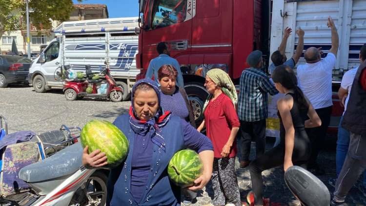 <p>Tokat’ın Zile ilçesinde geçtiğimiz günlerde bir hayırsever karpuz üreticisi tarafından başlatılan karpuz dağıtımı, büyüyerek devam ediyor. Geçtiğimiz hafta, yerel üretici Mehmet Kutsal, yüksek verim elde ettiği tarlasından 17 ton karpuzu halka ücretsiz olarak dağıtmıştı.</p>
