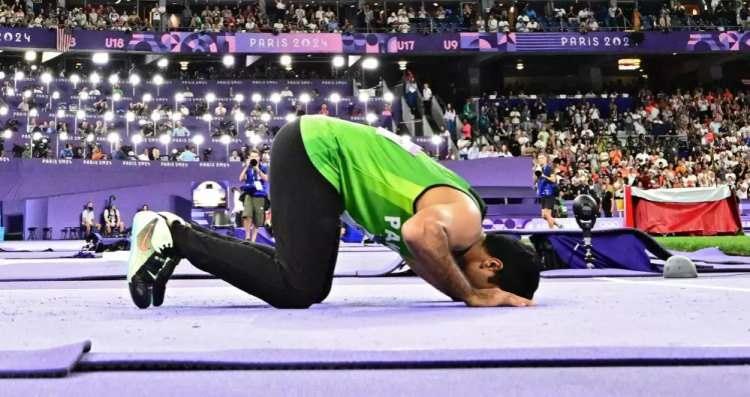 <p>Pakistan Başbakanı Şahbaz Şerif, Nadeem’in performansını canlı olarak izledi. Şerif, sporcunun başarısının ardından Pakistan ulusunu yürekten kutladığını söyledi. Nadeem'in olağanüstü başarısını öven Şerif, <strong><em>"Sadece altın madalya kazanmakla kalmayıp, aynı zamanda yeni bir olimpiyat rekoru kırarak tarihe geçti" </em></strong>dedi.</p>
