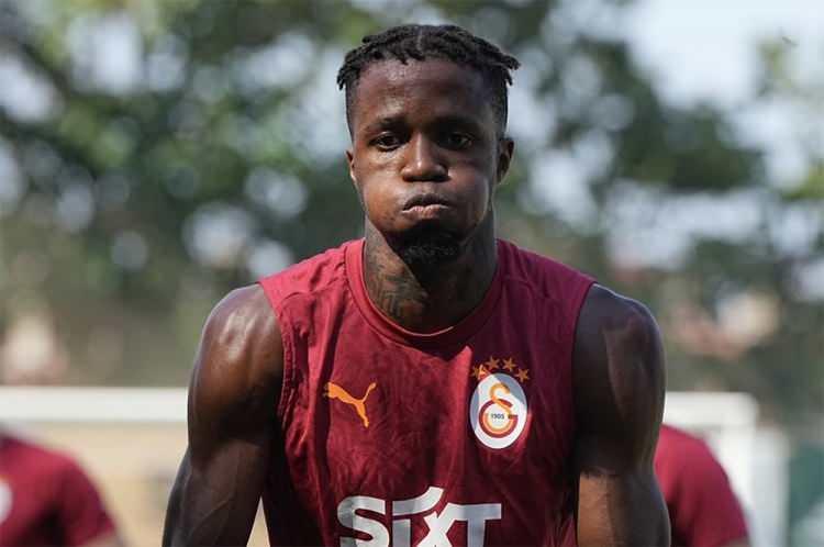 <p>"Onunla ara sıra iletişim kuruyorum. Geçen sezon iyi bir sezon geçirdiği ve hayallerini gerçekleştirdiği için mutluyum."</p>