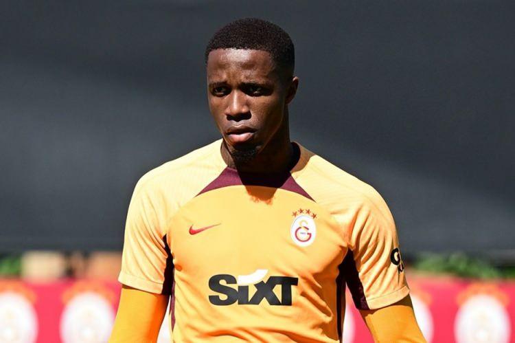 <p>Piyasa değeri 11 milyon euro olan Zaha'nın Galatasaray ile Haziran 2026 yılına kadar kontratı bulunuyor.</p>